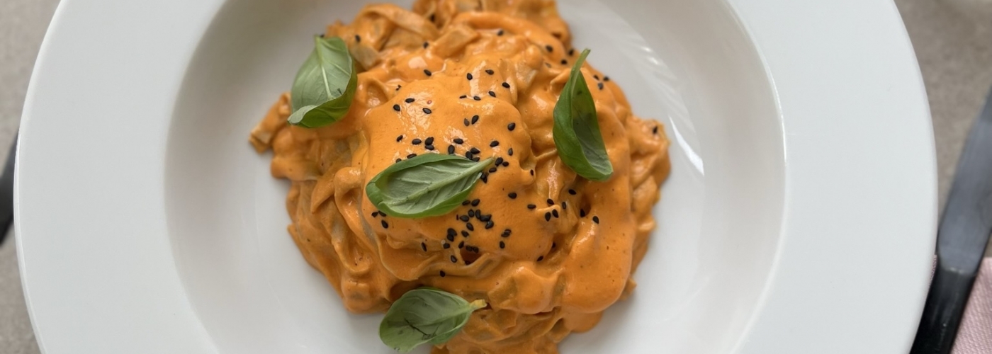 Vegan Tagliatelle met romige rode paprika saus Treat