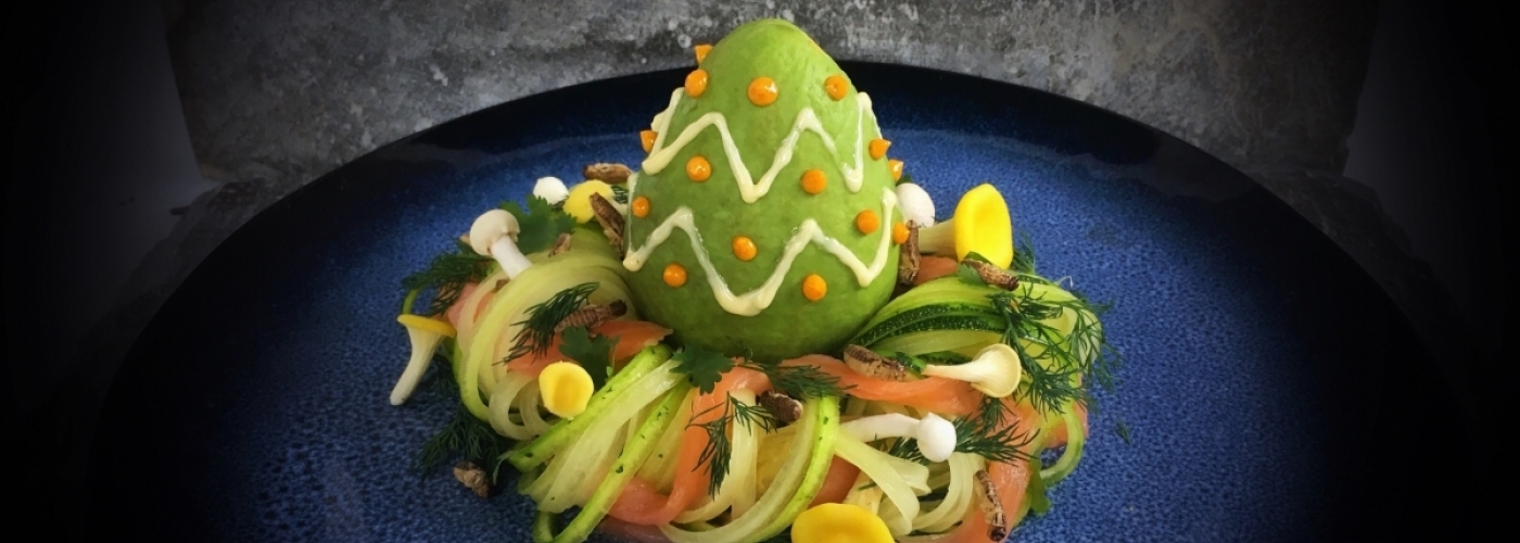 Ketogeen paasei met avocado courgette en zalm