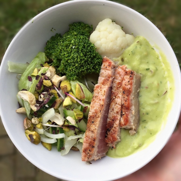 tonijn/groene groenten/dressing van avocado/zeewier/noten kpnifoodie