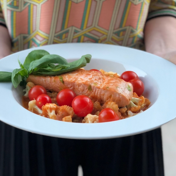 Gebakken zalm met groentenratatouille en probiotische tomaatjes