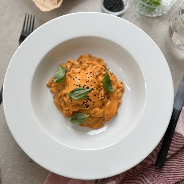 Vegan Tagliatelle met romige rode paprika saus Treat