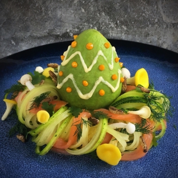 Ketogeen paasei met avocado courgette en zalm